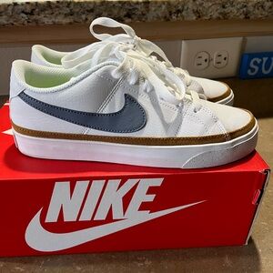 Like New Women’s Nike Court Legacy Shoe (Size 6.5)